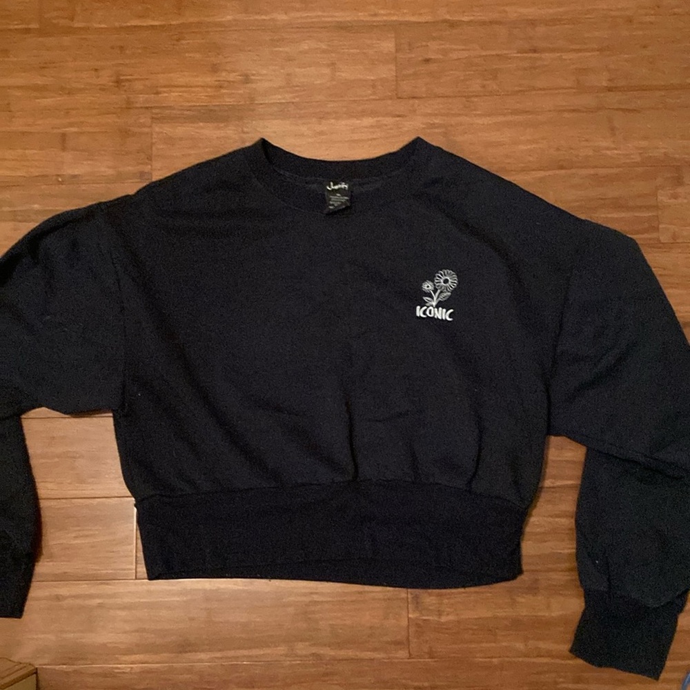 Black cropped crewneck